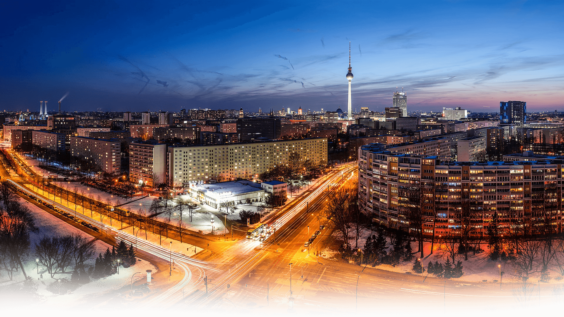 Berliner Skyline mit Fernsehturm in der Abenddämmerung